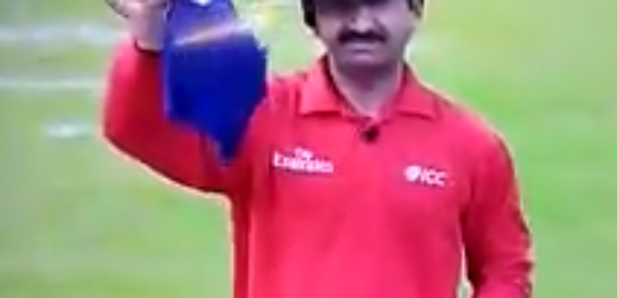 वीडियो : 33.2 ओवर्स में कोहली ने मैदान में अंपायर के साथ किया कुछ ऐसा, कि लग सकता है एक मैच का प्रतिबंध