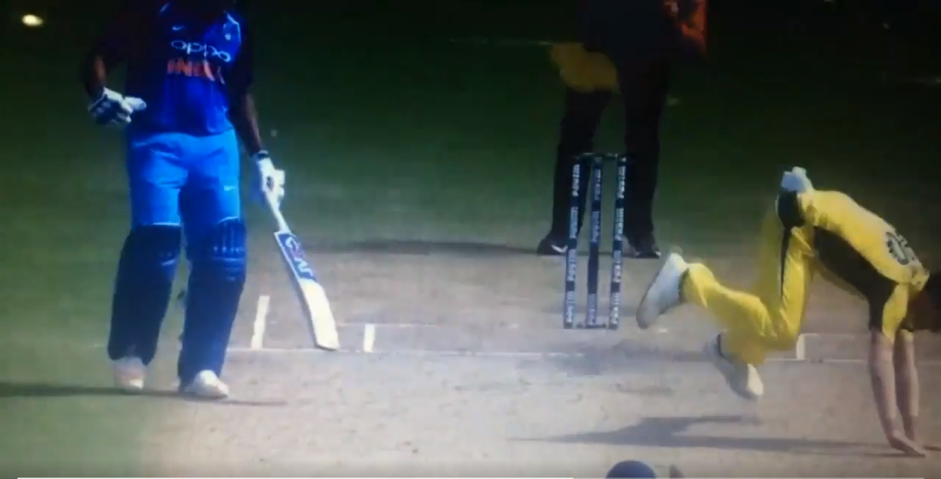 वीडियो- 4.3 ओवर के दौरान आॅस्ट्रेलियाई गेंदबाज पैट कमिंस ने डाली ऐसी अजीबोगरीब गेंद, जिसे क्रिकेट इतिहास की सबसे विचित्र गेंद की दी गयी उपाधि