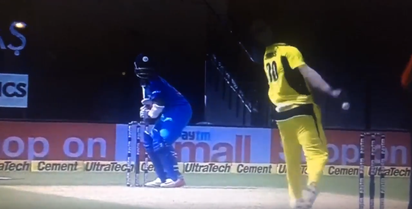 वीडियो- 4.3 ओवर के दौरान आॅस्ट्रेलियाई गेंदबाज पैट कमिंस ने डाली ऐसी अजीबोगरीब गेंद, जिसे क्रिकेट इतिहास की सबसे विचित्र गेंद की दी गयी उपाधि