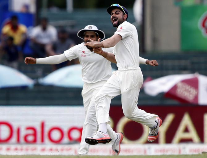 44.5 ओवर में मैदान पर हुआ कुछ ऐसा कि खुद कप्तान विराट कोहली को करनी पड़ी गेंदबाजी