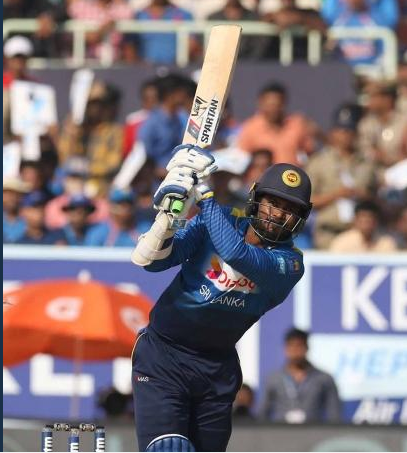 विडियो: 4 4 4 4 4 के साथ थरंगा ने 1 ओवर में ही बिगाड़ी हार्दिक पंड्या की लाइन लेंथ तो देखने लायक थी कप्तान रोहित की प्रतिक्रिया