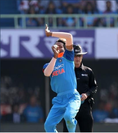 विडियो: 4 4 4 4 4 के साथ थरंगा ने 1 ओवर में ही बिगाड़ी हार्दिक पंड्या की लाइन लेंथ तो देखने लायक थी कप्तान रोहित की प्रतिक्रिया