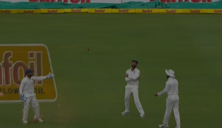 वीडियो : इस भारतीय खिलाड़ी ने कर दी बड़ी गलती पहले तो कैच छोड़ा और बाद में साथी खिलाड़ी के साथ किया कुछ ऐसा कि विराट ने किया तीसरे टेस्ट से बाहर करने का फैसला