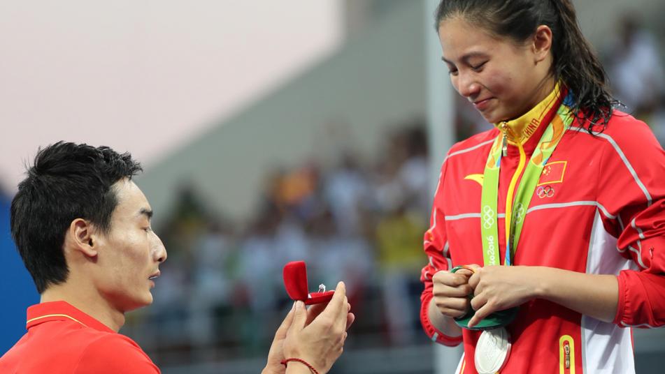 पदक विजेता चीनी तैराक को दर्शकों के सामने मिला शादी का प्रस्ताव 1