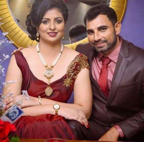 किसने क्या कहा: भारतीय तेज गेंदबाज मोहम्मद शमी ने एक बार फिर शेयर की पत्नी की हॉट तस्वीर, सोशल मिडिया पर हुए ट्रोल 2