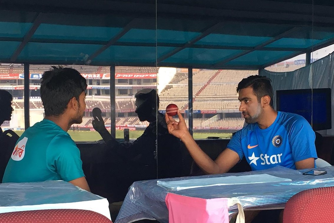 भारत के खिलाफ शानदार प्रदर्शन के बाद अश्विन से टिप्स लेते नज़र आये मेहदी हसन 13