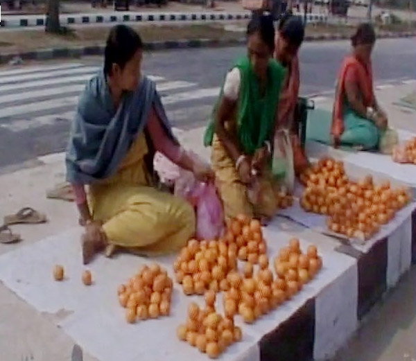 राष्ट्रीय स्तर पर मेडल जितने वाली महिला खिलाड़ी, परिवार चलाने के लिए बेच रही है संतरे.... 1