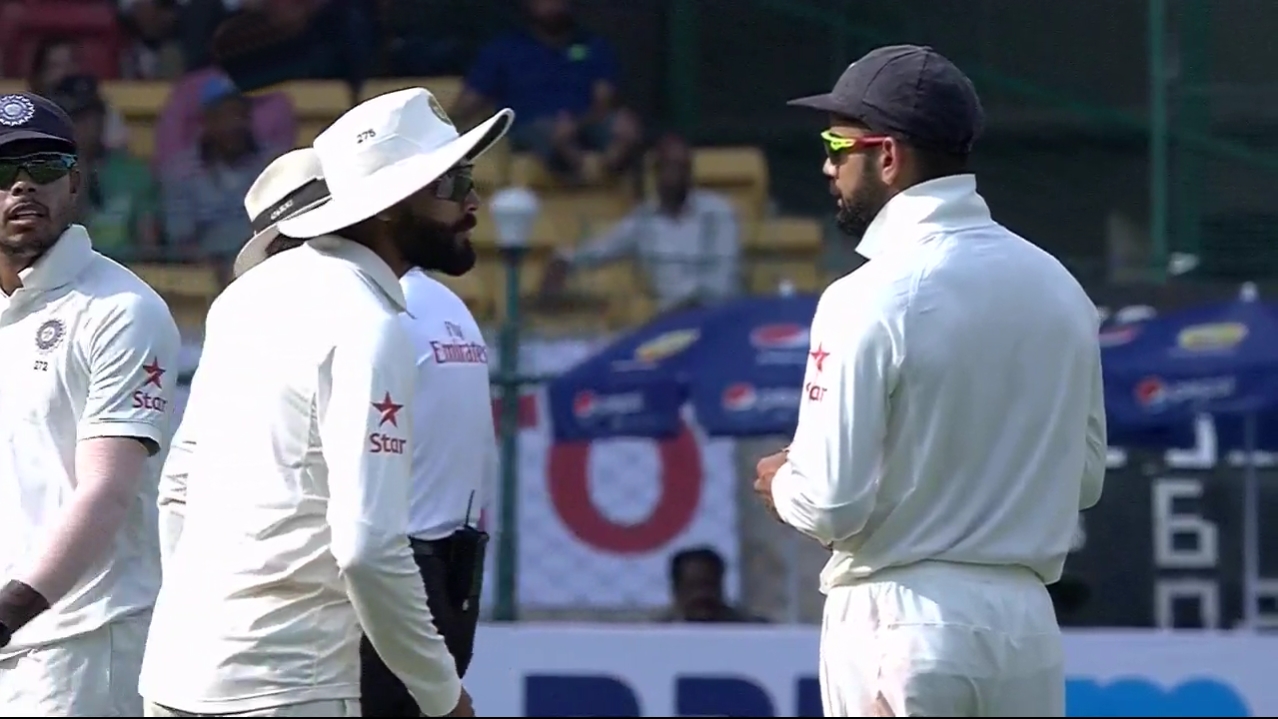 बैंगलोर टेस्ट के दूसरे दिन विकेट की तालाश में परेशान हुई टीम इंडिया, आपस में भिड़े जडेजा और कोहली 1