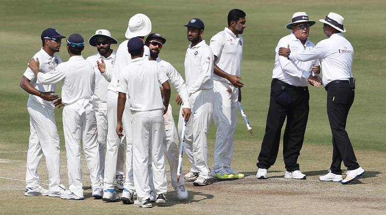विडियो : बैंगलोर टेस्ट के दौरान हुआ कुछ ऐसा, कि दोनों टीमों के खिलाड़ी नहीं रोक पाए अपनी हंसी 1