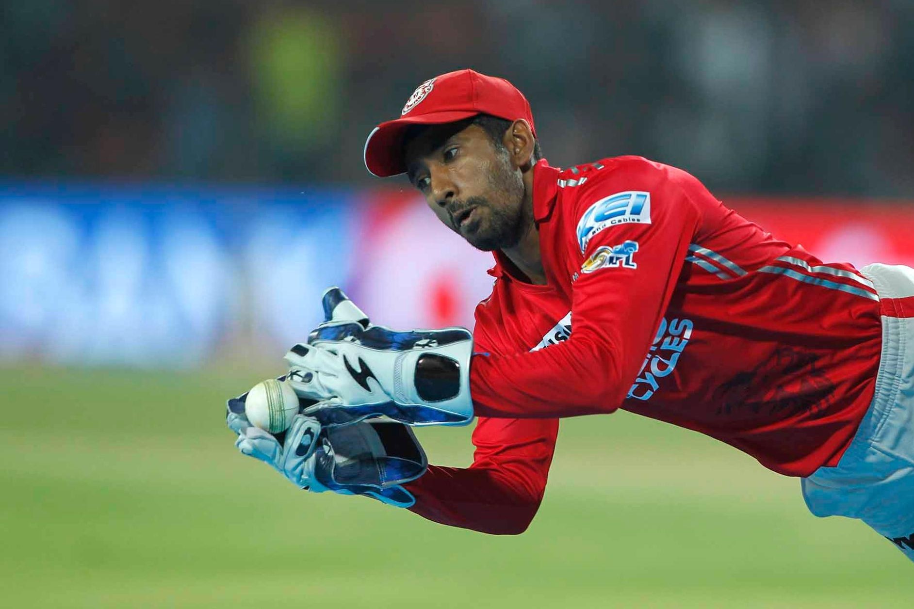 KXIP vs RCB: 13.1वें ओवर में रिद्धिमान साहा ने पकड़ा आईपीएल 10 का सबसे शानदार कैच 1