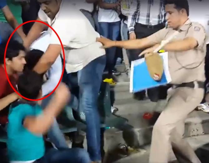 शर्मनाक : दिल्ली बनाम कोलकाता मुकाबले में दर्शकों ने मैदान पर किया कुछ ऐसा जिसकी उम्मीद शायद ही किसी को होगी 1