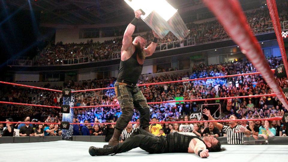 WWE NEWS: ब्रोन स्त्रोमैन से नहीं थी ऐसी उम्मीद, बीच इवेंट में रोमन रेन्स को कर दिया ये आपत्तिजनक इशारा 3
