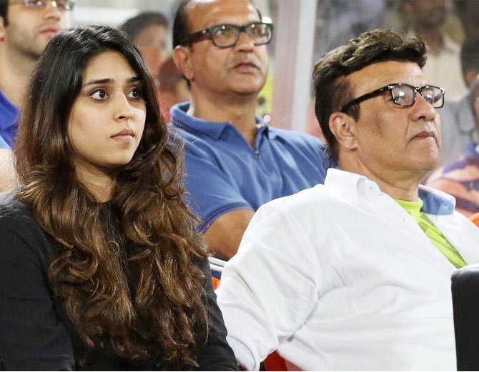मैच के दौरान अनु मालिक के साथ दिखाई दी इस दिग्गज भारतीय खिलाड़ी की पत्नी, देखें तस्वीरें 1