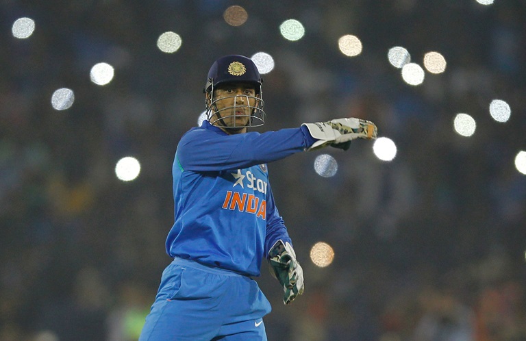 महेंद्र सिंह धोनी के पास है गिलक्रिस्ट को पीछे छोड़ नम्बर 1 विकेटकीपर बल्लेबाज बनने का मौका 1