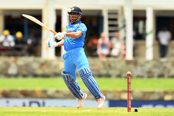 वीडियो: 46.2 ओवर पर बल्लेबाजी के दौरान महेंद्र सिंह धोनी ने किया कुछ ऐसा दर्शक रह गये हैरान, लेकिन दर्ज हो गया विश्व रिकॉर्ड 3