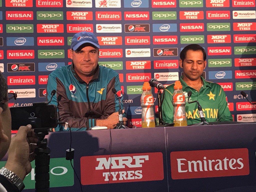 पाकिस्तानी कोच ने मिकी आर्थर ने कहा इस बल्लेबाज के सामने आज भी बेबस नजर आती है पाक की गेंदबाजी 5