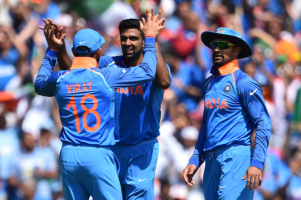 विडियो : 40.1 ओवर में एक बार फिर धोनी बने कप्तान, अम्पायर के न चाहते हुए भी भारत को दिलाया एक और विकेट 3