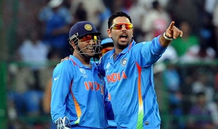 पूर्व दिग्गज भारतीय कप्तान ने युवराज और धोनी की बल्लेबाजी पर उठाये सवाल 1