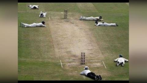PHOTOS: क्रिकेट मैदान के कुछ ऐसे लम्हे जिसे देखकर नहीं रुकेगी आपकी हँसी 5