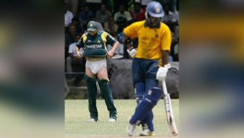 PHOTOS: क्रिकेट मैदान के कुछ ऐसे लम्हे जिसे देखकर नहीं रुकेगी आपकी हँसी 8