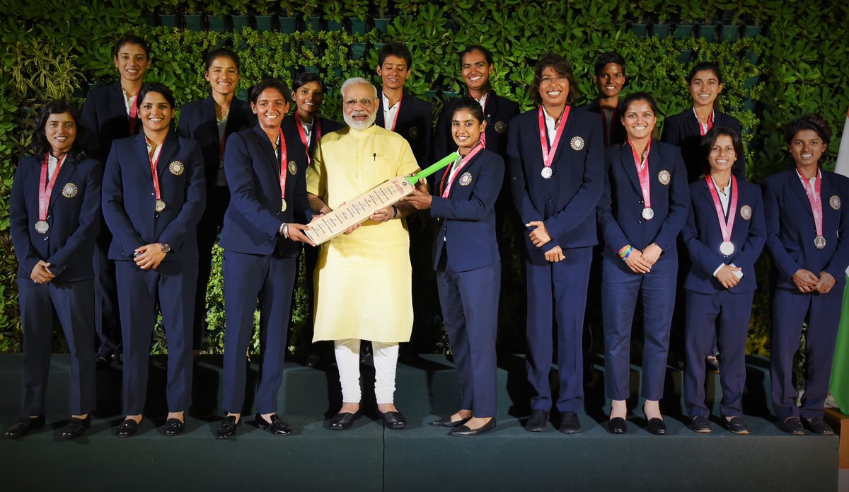 प्रधानमंत्री नरेन्द्र मोदी ने महिला क्रिकेट टीम के साथ मुलाकात के बाद झूलन गोस्वामी को लेकर कही ये बड़ी बात 3