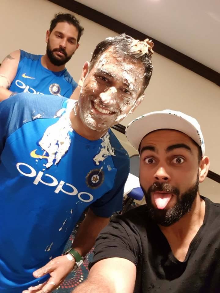 वीडियो: धोनी के जन्मदिन पर टीम इंडिया ने केक सैम्पन से किया धोनी की हालत खराब, सेलिब्रेशन की वीडियो और तस्वीरे आई सामने 13