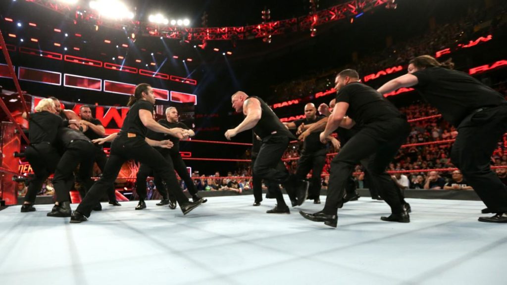 RAW OFF AIR: पहले चारो रेस्लर रिंग में भिड़े और जब रॉ ऑफएयर हुआ तो बेकस्टेज में किया कुछ ऐसा जिससे पुरे WWE में मच गया हडकंप 2