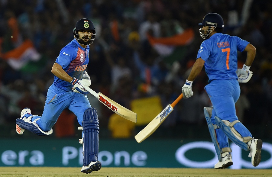 टॉप 10 : ये रहे वो टॉप 10 बल्लेबाज जिन्होंने वनडे में सबसे कम परियों में लगाये है 100 छक्के, सूची में दो भारतीय शामिल 15