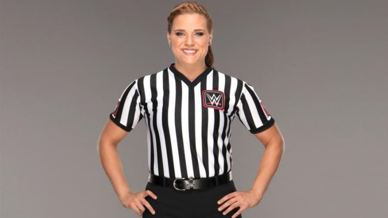 WWE में अब मर्दों के मुकाबलों को जज करती नजर आएगी यह महिला रेफरी, बनी है WWE की पहली महिला रेफरी 4