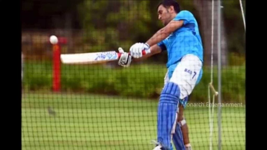 दुसरे वनडे से पहले फॉर्म में वापस लौटे महेंद्र सिंह धोनी, चौके छक्को के बीच खेला ऐसा शॉट होने से बचा हादसा 5
