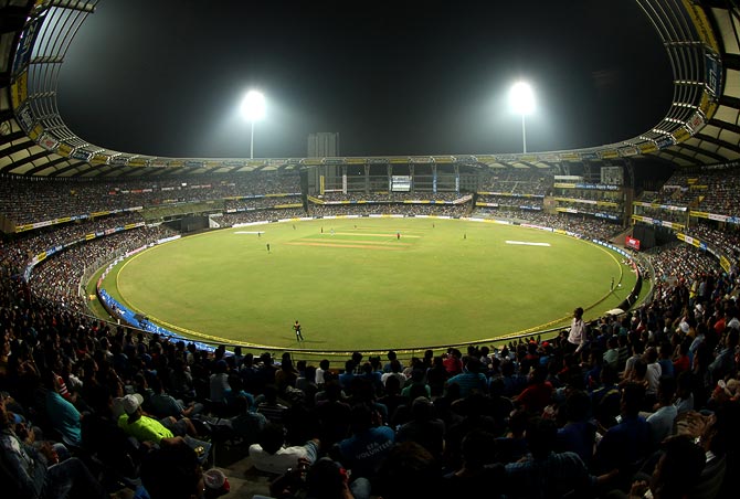 IPL 2018: जानिये आज वानखेड़े स्टेडियम की पिच किस टीम के लिए बनेगी मददगार 1
