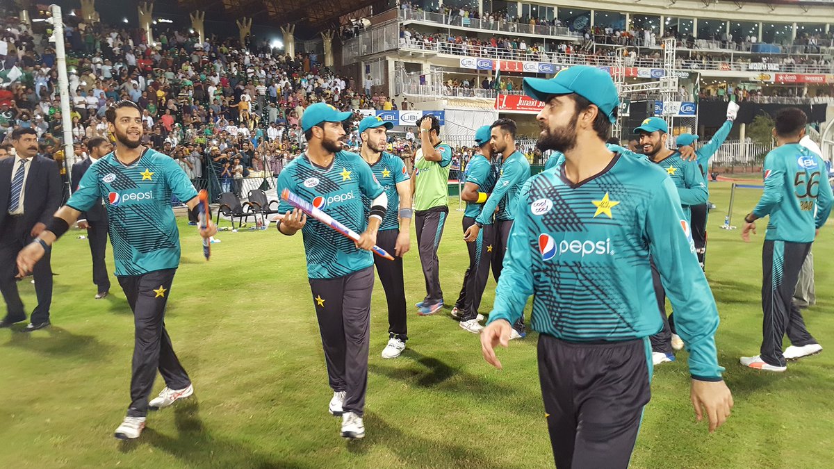 पाकिस्तान और विश्व एकादश मैच के दौरान विराट कोहली को लेकर पाकिस्तानी प्रसंशको ने सरेआम स्टैंड में कैमरे के सामने किया ये काम 2