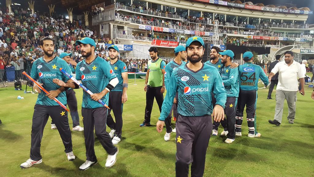 पाकिस्तान और विश्व एकादश मैच के दौरान विराट कोहली को लेकर पाकिस्तानी प्रसंशको ने सरेआम स्टैंड में कैमरे के सामने किया ये काम 3