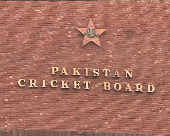 पाकिस्‍तान के खिलाड़ी ने मैच में साथी बल्‍लेबाज से की अभद्रता, दी भद्दी गालियां 3