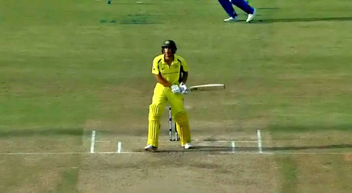 भारत-ऑस्ट्रेलिया मैच के दौरान हुआ अजीबोगरीब किस्सा, गेंदबाज ने डाली गेंद मगर नही पहुँची बल्लेबाज के पास, फिर हुआ हाई वोल्टेज ड्रामा 1