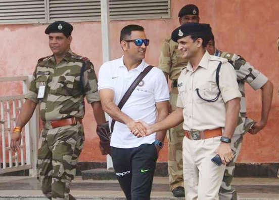 होल्कर वनडे के लिए इंदौर पहुँचते ही महेंद्र सिंह धोनी ने की तीसरे वनडे को लेकर एक बड़ी भविष्यवाणी 1