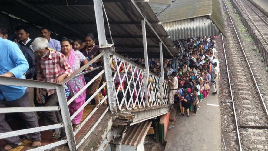 मुंबई में हुए रेल हादसे से रोहित शर्मा के दिल को पहुंची ठेस, नम आँखों से कही ये बात 1