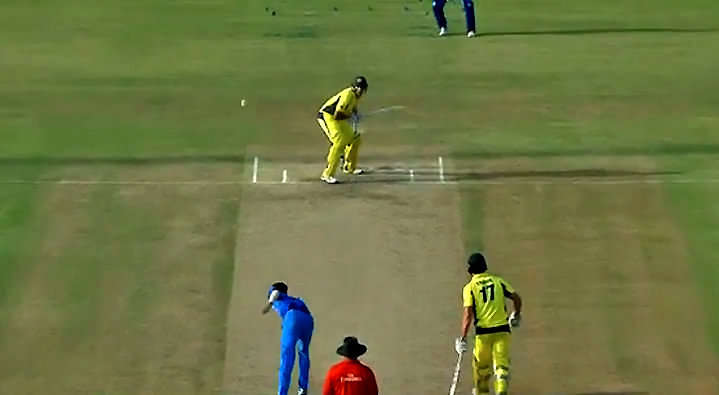 भारत-ऑस्ट्रेलिया मैच के दौरान हुआ अजीबोगरीब किस्सा, गेंदबाज ने डाली गेंद मगर नही पहुँची बल्लेबाज के पास, फिर हुआ हाई वोल्टेज ड्रामा 3