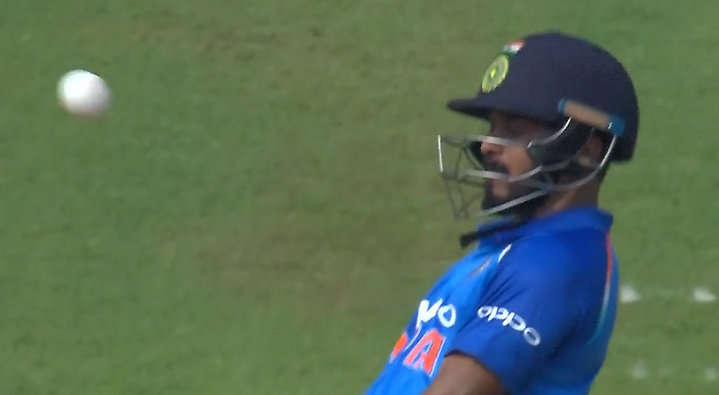 INDvNZ:पहले वनडे मैच के दौरान हुआ एक हैरान करने वाली घटना, जाधव ने किया कुछ ऐसा परेशान हुये कोहली 4