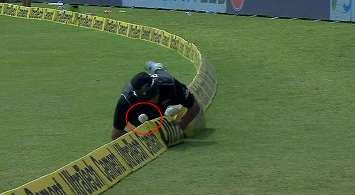 INDvNZ:पहले वनडे मैच के दौरान हुआ एक हैरान करने वाली घटना, जाधव ने किया कुछ ऐसा परेशान हुये कोहली 5