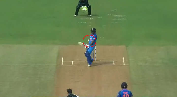 INDvNZ:पहले वनडे मैच के दौरान हुआ एक हैरान करने वाली घटना, जाधव ने किया कुछ ऐसा परेशान हुये कोहली 1