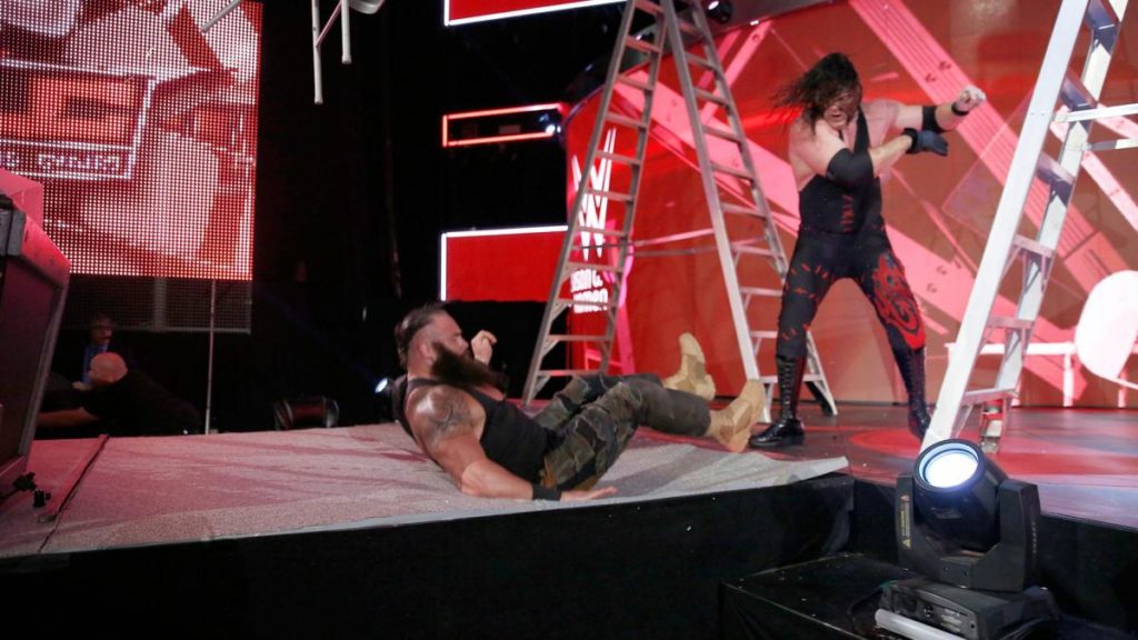 WWE NEWS: TLC में इस रेस्लर ने 'मोंस्टर' ब्रोन स्ट्रोमैन के साथ किया कुछ ऐसा प्रसंशक रह गये हैरान 5
