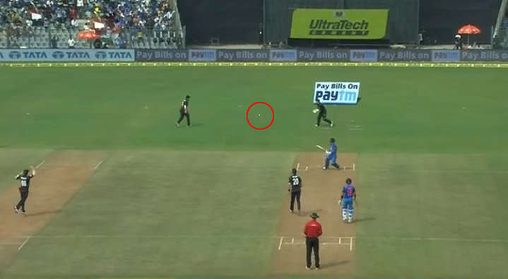 INDvNZ:पहले वनडे मैच के दौरान हुआ एक हैरान करने वाली घटना, जाधव ने किया कुछ ऐसा परेशान हुये कोहली 3