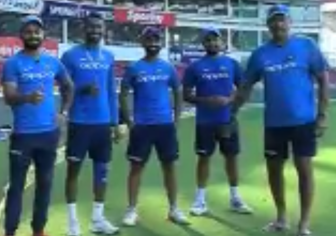 वीडियो : नागपुर वनडे मैच में भारतीय टीम ने किया ऐसा नेक काम जिससे जीत लिया करोड़ो हिन्दुस्तानियों का दिल 2