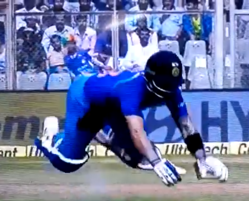 VIDEO: 10.5 ओवर में विराट के साथ हुई ये घटना, औधे मुंह ही मैदान पर गिरे विराट कोहली 4