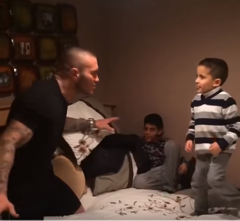 VIDEO: जब रैंडी ऑर्टन के 5 साल के बेटे ने ही लगाया उन्हें RKO और फिर जो हुआ देख नहीं रुकेगी आपकी हंसी 1