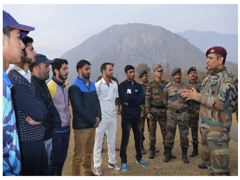 भारतीय टीम से दूर चल रहे महेंद्र सिंह धोनी इस समय कर रहे है सीमा पर भारत की रक्षा, देखे तस्वीरे 2