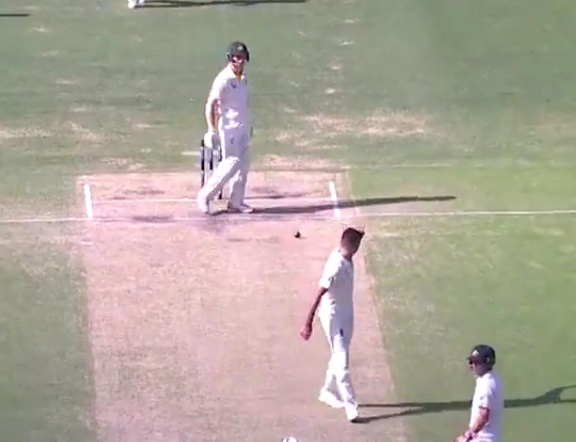 वीडियो : पहले टेस्ट के दौरान जेम्स एंडरसन ने पांचवे दिन युवा खिलाड़ी कैमरन बैनक्रोफ्ट के साथ की ऐसी शर्मनाक हरकत, जिसे बाद में मांगनी पड़ी माफ़ी 4