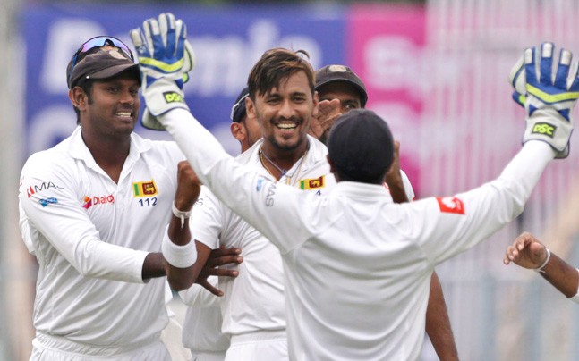 कोलकाता टेस्ट : खराब रोशनी के कारण दिन का खेल जल्दी खत्म, मुश्किल में भारतीय टीम 1