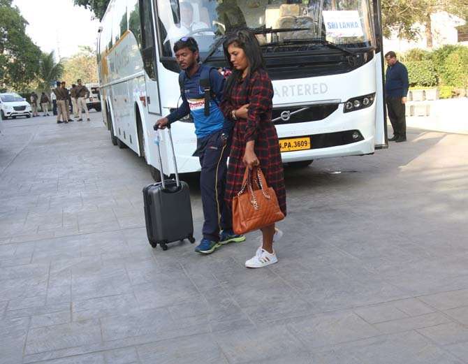 PHOTOS : कप्तान रोहित शर्मा अपनी पत्नी रितिका के साथ पहुंचे इंदौर, इस श्रीलंकाई खिलाड़ी की पत्नी है बेहद खुबसुरत 14